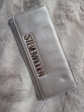 STEVE MADDEN Metallic Silver Clutch Wallet